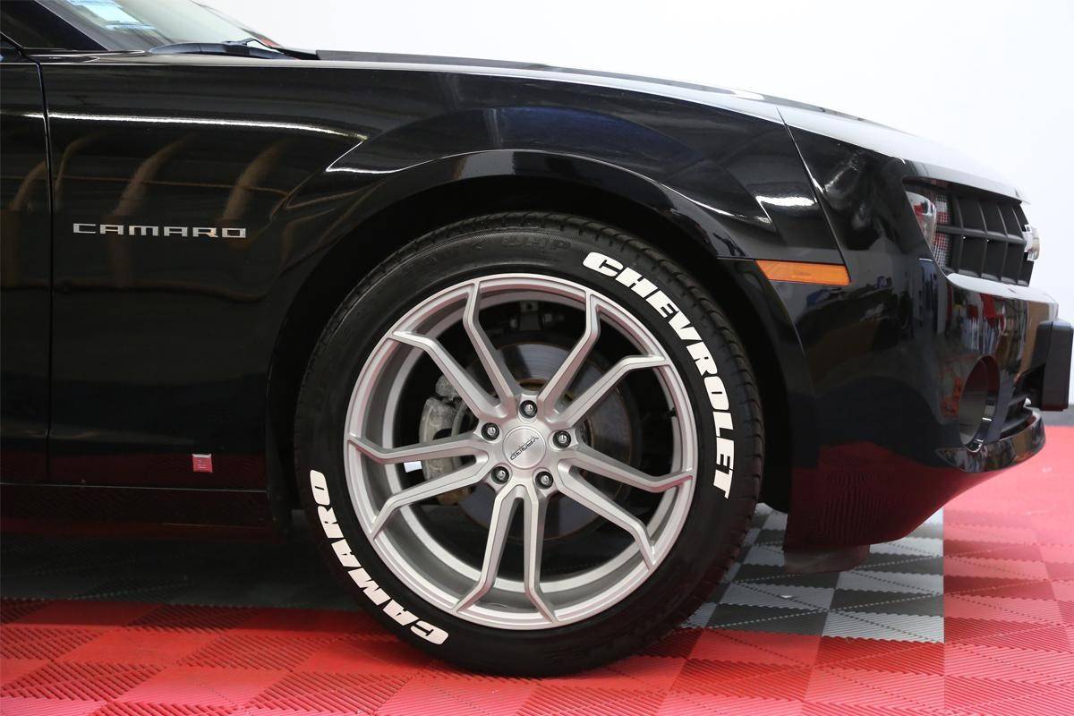 Chevrolet Camaro с белыми раллийными надписями на шинах