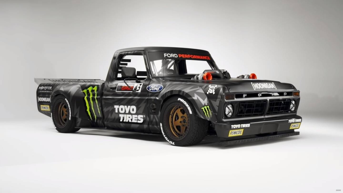 Машина Кен Блока в стиле Hoonigan — образец раллийной эстетики с надписями на шинах